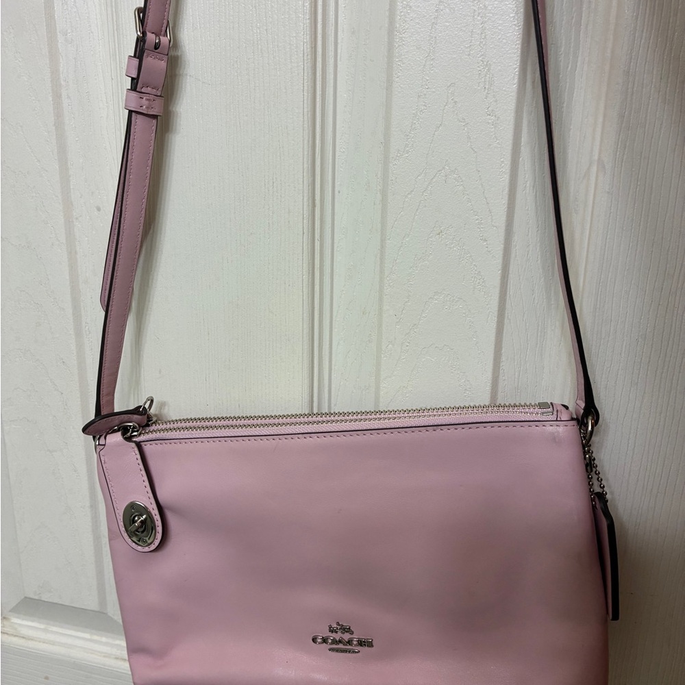 GIANT SALE! Coach Light Pink Leather Crossbody in excellent condition - Picture 3 of 14